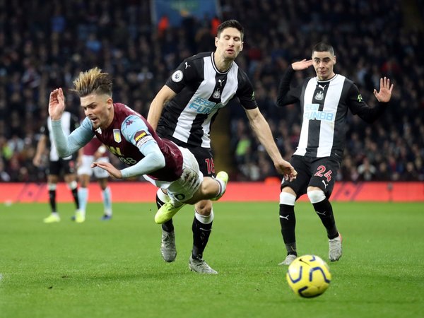 El Aston Villa castiga el conservadurismo del Newcastle de Miguel Almirón