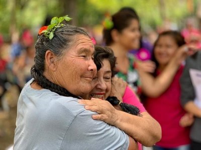 Mujeres se trenzan el cabello para crear confianza ante violencia machista