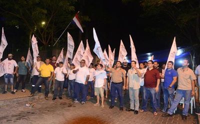 Funcionarios de la ANDE inician huelga y estiman importante acatamiento - Nacionales - ABC Color