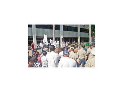 ANDE y Hacienda van a huelga desde hoy por reajuste salarial