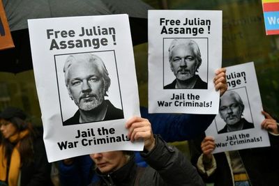Más de 60 médicos están preocupados por salud de Assange