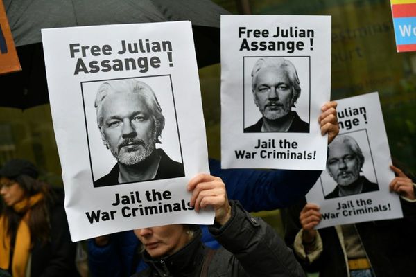 Más de 60 médicos están preocupados por salud de Assange