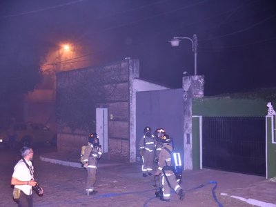 Bomberos controlan incendio en depósito de frigorífico