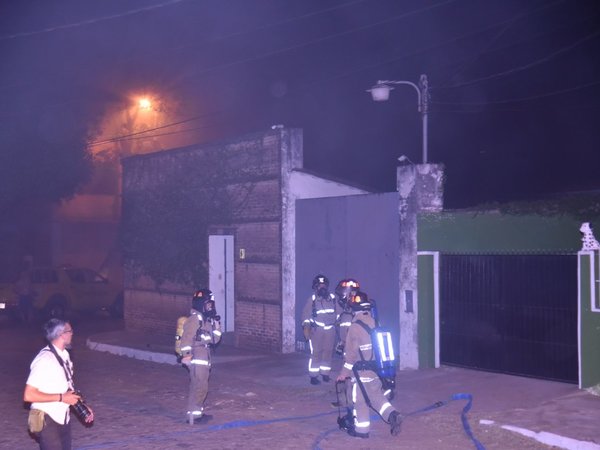 Bomberos controlan incendio en depósito de frigorífico