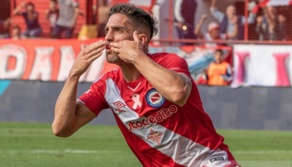 HOY / Argentinos Juniors vence a Newell's y lidera la Superliga con Boca Juniors