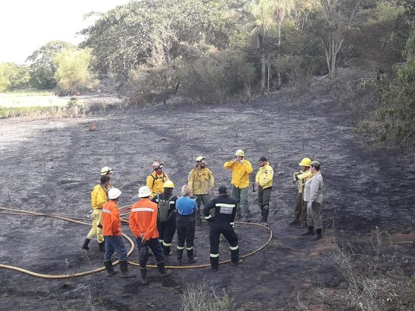 Grave incendio afectó al Cerro Antena