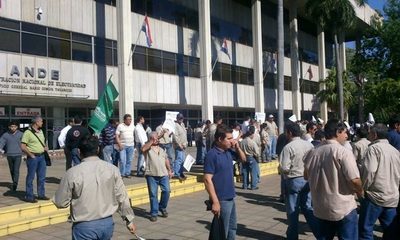 Funcionarios de la ANDE, a huelga por tres días en reclamo de aumento salarial