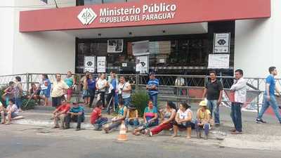 Manifestantes afectados por la EBY piden "trabajo digno" » Ñanduti