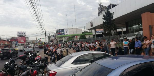 Gran cantidad de personas forman fila para atención en Registros Públicos