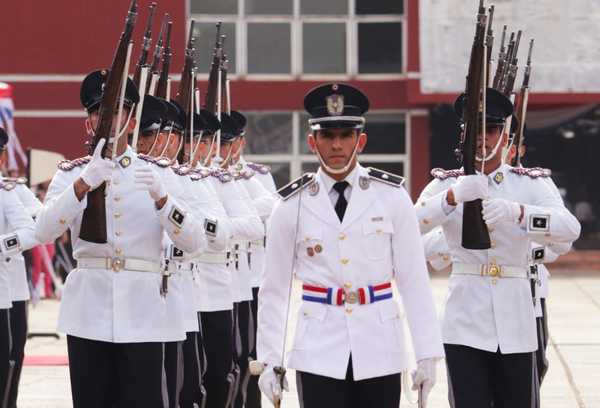Presidente participó de acto de egreso de 102 nuevos efectivos policiales | .::Agencia IP::.