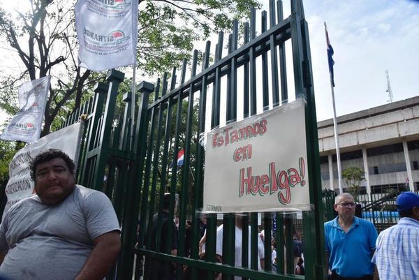 Huelga en la ANDE: servicios administrativos están paralizados - Nacionales - ABC Color