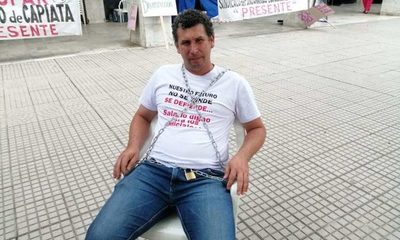 Funcionario judicial se encadenó frente al PJ