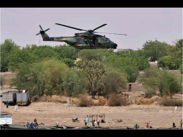 MUEREN 13 MILITARES FRANCESES AL CHOCAR DOS HELICÓPTEROS EN UNA OPERACIÓN