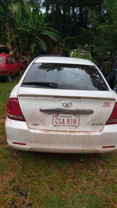 Delincuentes abandonan vehículo tras robo y toma de rehén