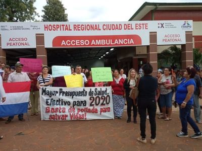 Manifestantes piden recortar gastos superfluos y triplicar presupuesto para salud en CDE - Nacionales - ABC Color