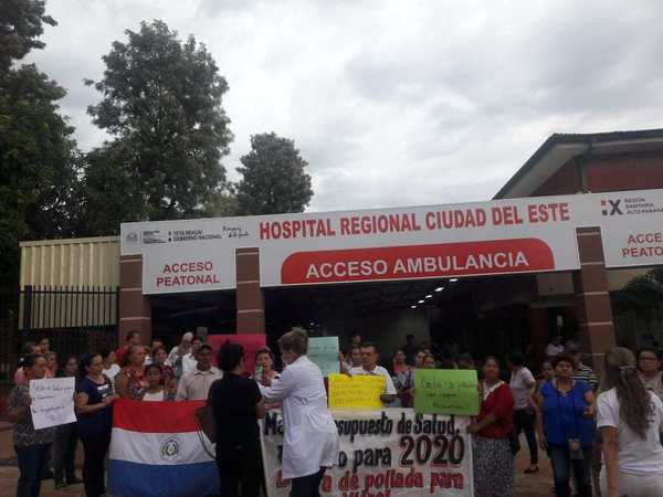 Ciudad del Este: Exigen mayor presupuesto para salud pública y recorte del salario de los legisladores - ADN Paraguayo