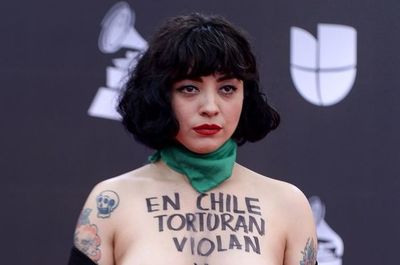 Al son de rebeldía y reguetón, Mon Laferte muestra su inconformidad - Periodismo Joven - ABC Color