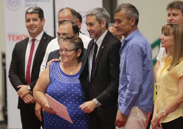 Gobierno regulariza inmuebles de 500 familias de Central, Cordillera y San Pedro | .::Agencia IP::.