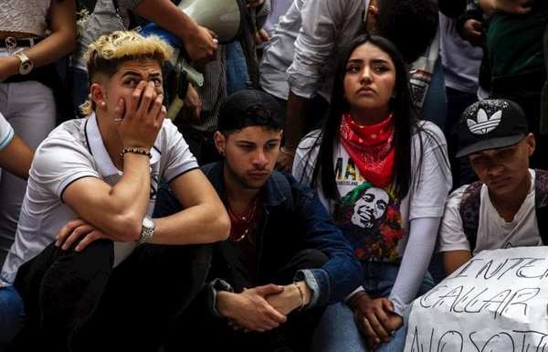 La muerte de un joven víctima de la violencia policial en una protesta conmociona a Colombia - .::RADIO NACIONAL::.