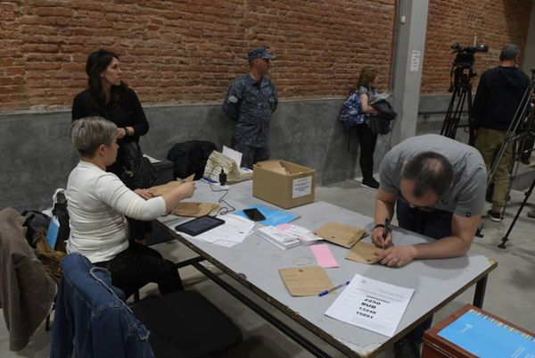 Comienza recuento de votos que oficializará al presidente electo en Uruguay
