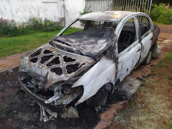 Lanzan bomba molotov contra vehículo de abogada en Encarnación