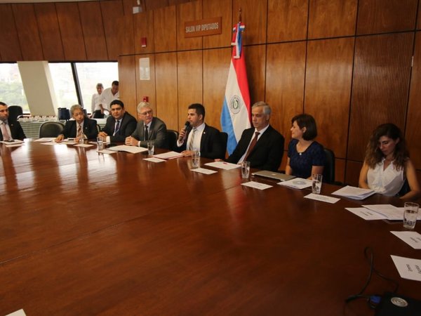 Diputado quiere eliminar tope para intereses de tarjetas de crédito