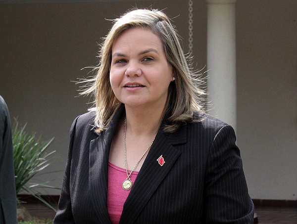 Senadora felicita a ministro por defender a los uniformados, tras agresión de Cubas