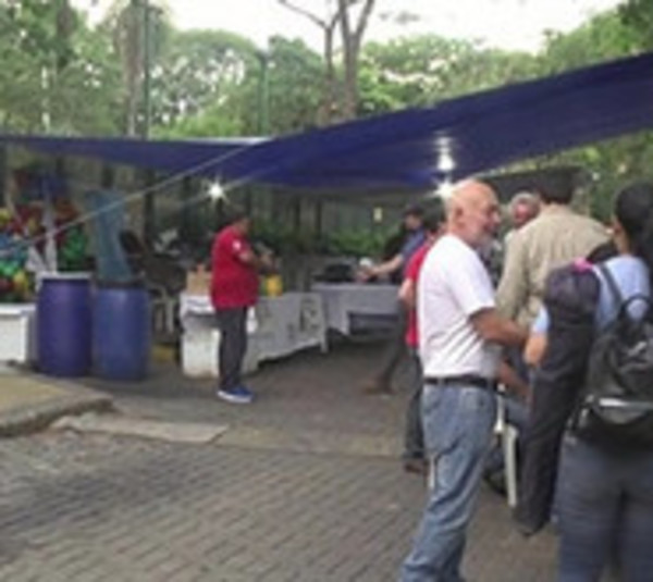 Funcionarios de la ANDE protestan contra recorte presupuestario - Paraguay.com