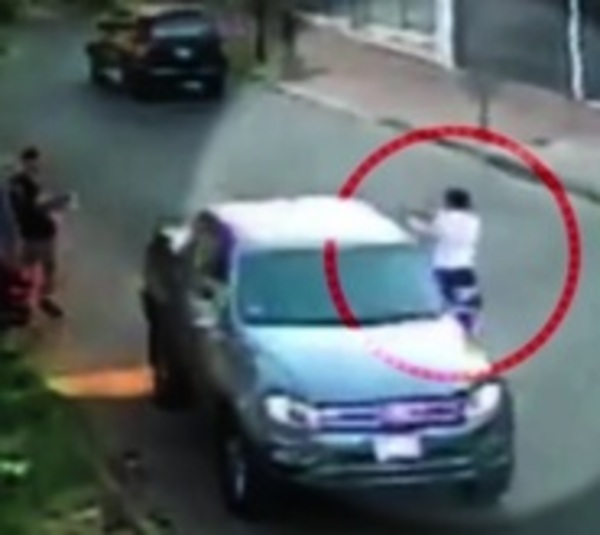 Obligan a joven a subir a camioneta para robarle - Paraguay.com