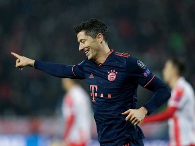 El Bayern golea con póker de Lewandowski y es primero de grupo