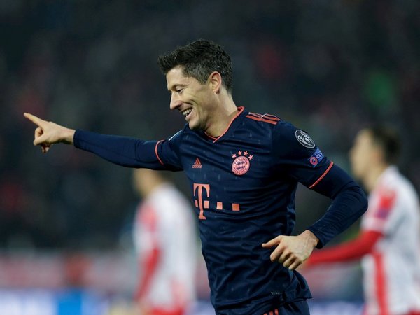 El Bayern golea con póker de Lewandowski y es primero de grupo