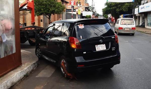 Mujer atacó a "zorros" por encepar su auto y pidió "apoyo" a su marido policía •