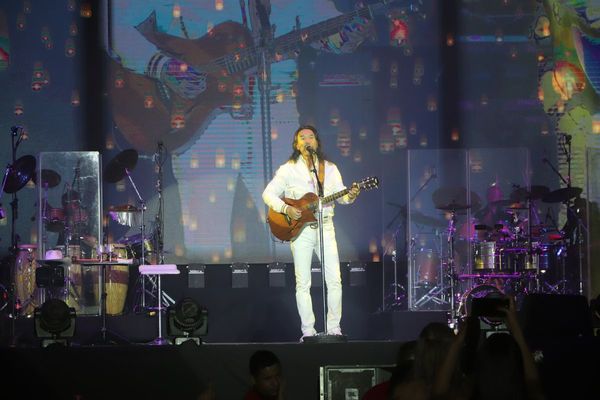 Romántica noche con “El Buki”