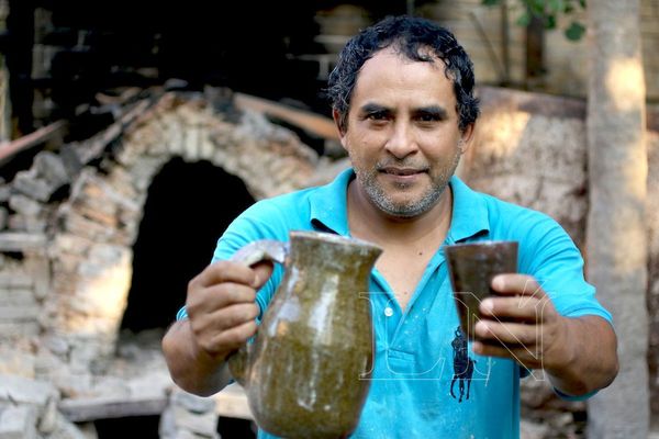 Talentosas manos paraguayas forjan el barro y la arcilla