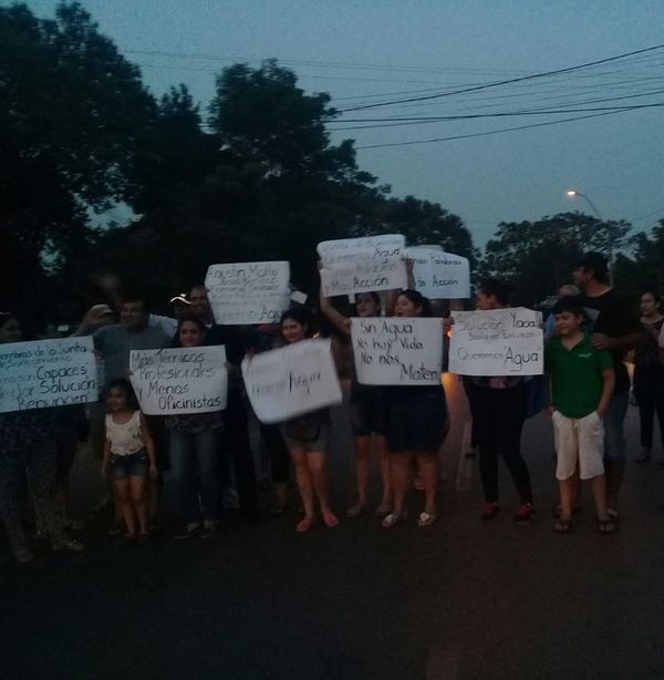 Continúa manifestación por falta de agua en Carapeguá - Nacionales - ABC Color