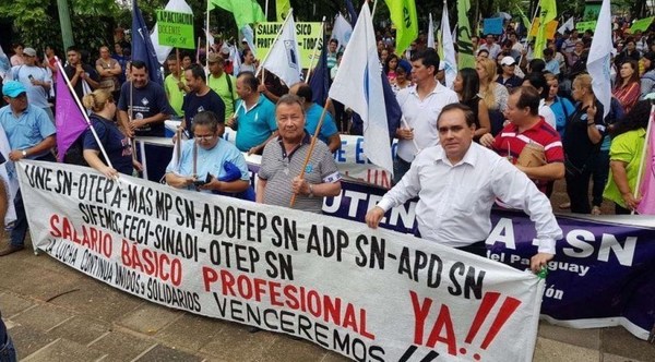 Docentes se movilizan en todo el país exigiendo respeto a un acuerdo logrado durante el gobierno de Cartes - ADN Paraguayo