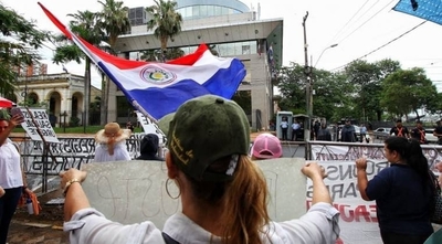 HOY / Docentes se manifiestan por aumento salarial