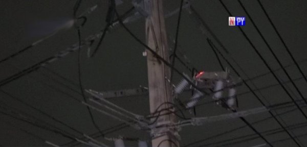 Columna de la ANDE ardió en llamas y dejó sin luz a todo un barrio capitalino | Noticias Paraguay