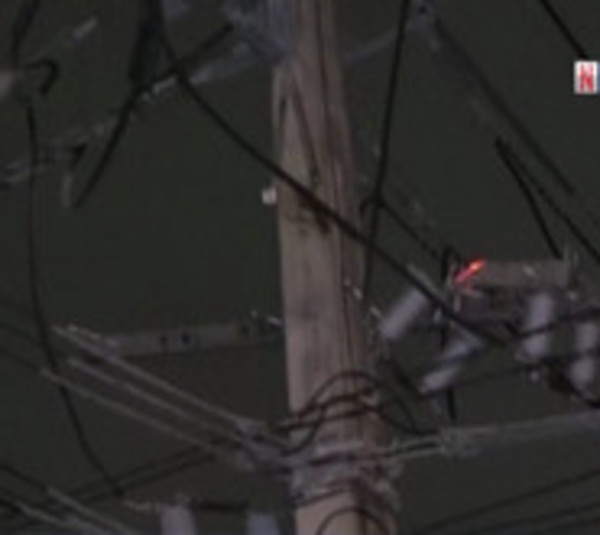 Columna de la ANDE ardió en llamas y dejó sin luz a todo un barrio - Paraguay.com