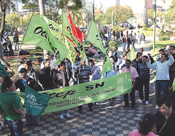 Docentes marchan hoy reclamando reajuste salarial del 16% desde inicio del próximo año lectivo