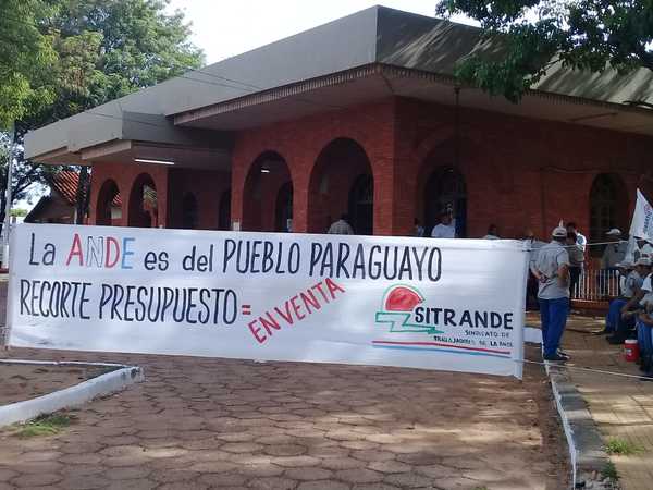 Trabajadores de ANDE logran aumento salarial y levantan huelga | Radio Regional 660 AM