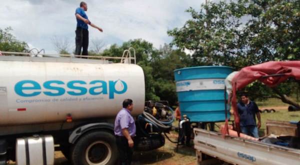 Essap lleva agua potable a vecinos de Loma Merlo •