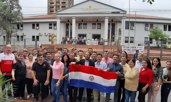 Abogados se manifiestan contra la huelga judicial en CDE