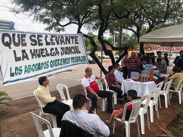 Abogados de Ciudad del Este piden fin de huelga judicial - Nacionales - ABC Color