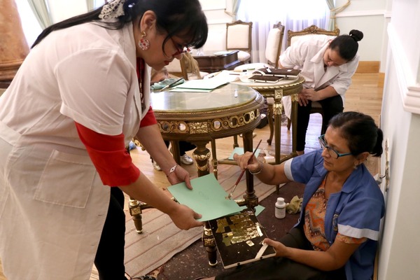 Restauradoras de Cultura reparan mobiliario del Palacio de López