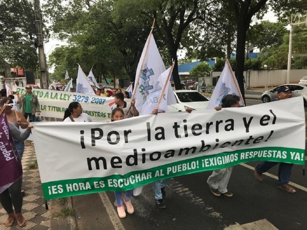 Marcha sobre Mariscal López por medioambiente y derecho a tierra