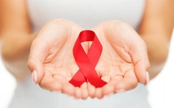 HOY / Campaña propone dar un corte a los mitos sobre el VIH-Sida: estilistas se unen a la causa