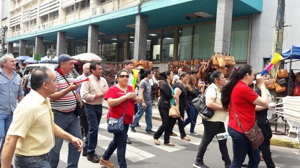Protesta de funcionarios de Hacienda genera caos en el centro - Nacionales - ABC Color
