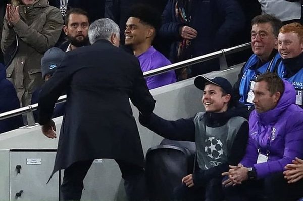 La 'asistencia' del pasapelotas en la 'Champions'