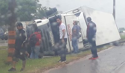 Vuelca camión de lácteos en CDE